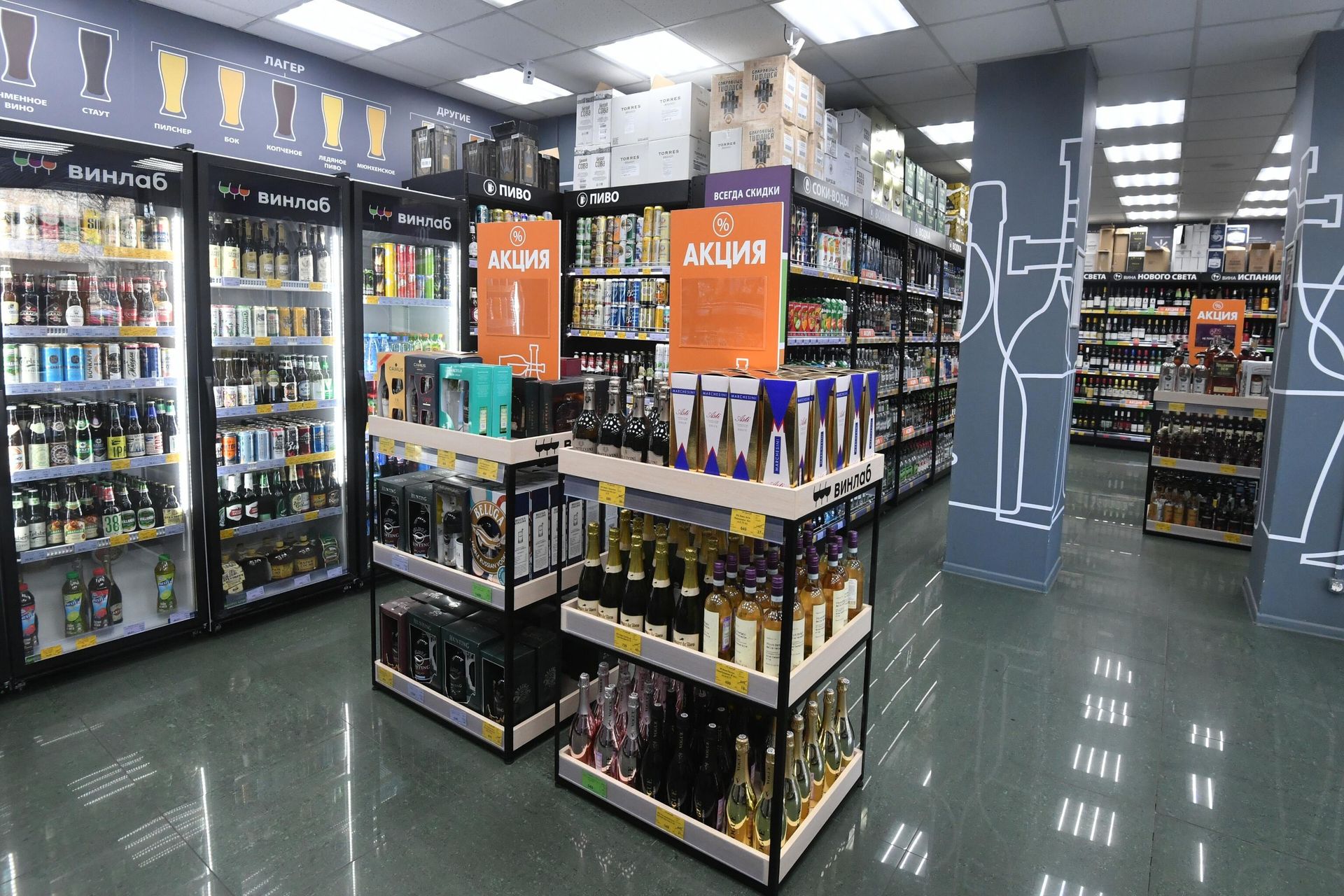 Полки с алкогольной продукцией в одном из магазинов в Москве Полки с алкогольной продукцией в одном из магазинов в Москве - РИА Новости, 1920, 18.02.2022