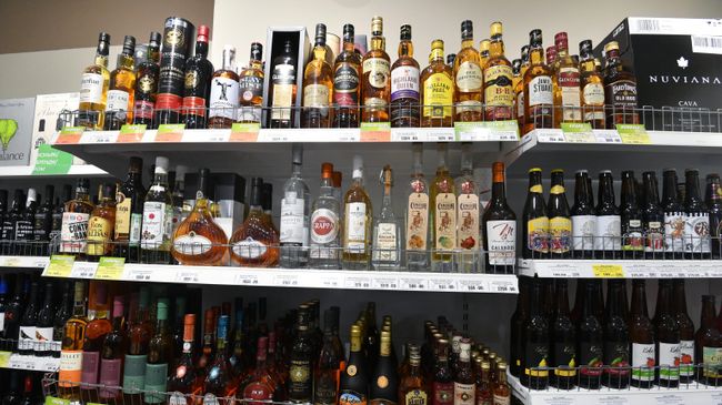 Полки с алкогольной продукцией в одном из магазинов