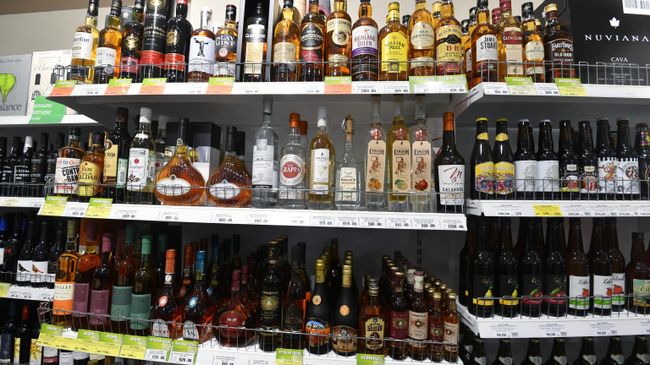 Полки с алкогольной продукцией в одном из магазинов в Москве Полки с алкогольной продукцией в одном из магазинов в Москве