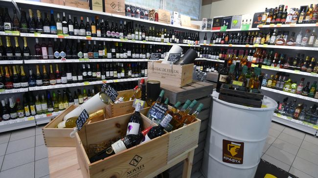 Полки с алкогольной продукцией в одном из магазинов в Москве Полки с алкогольной продукцией в одном из магазинов в Москве