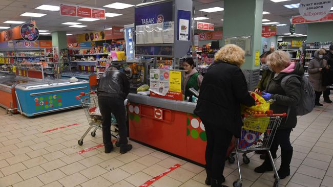 Разметка для соблюдения дистанции в одном из магазинов Разметка для соблюдения дистанции в одном из магазинов