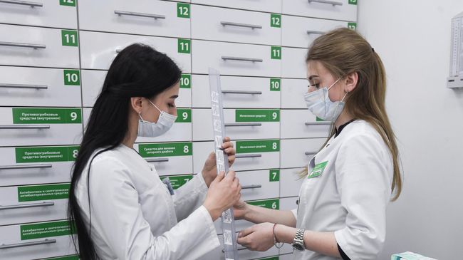 Фармацевты в одной из аптек Фармацевты в одной из аптек