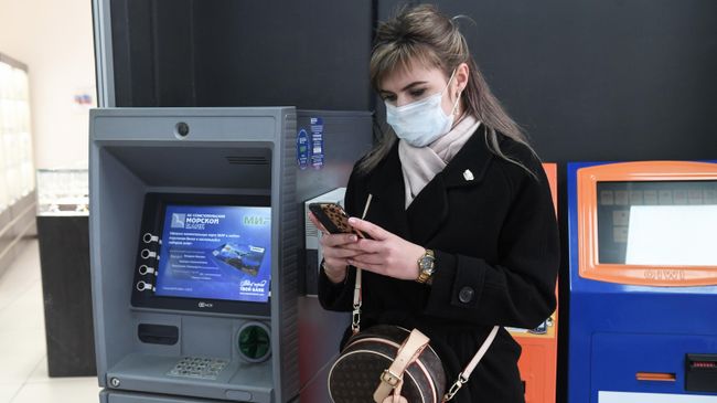 Девушка стоит возле банкомата в Симферополе Девушка стоит возле банкомата в Симферополе