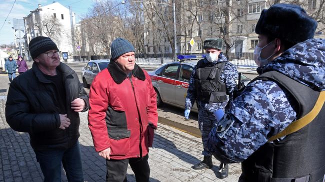 Сотрудники Росгвардии во время раздачи горожанам памяток по профилактике коронавирусной инфекции на одной из улиц в Москве Сотрудники Росгвардии во время раздачи горожанам памяток по профилактике коронавирусной инфекции на одной из улиц в Москве