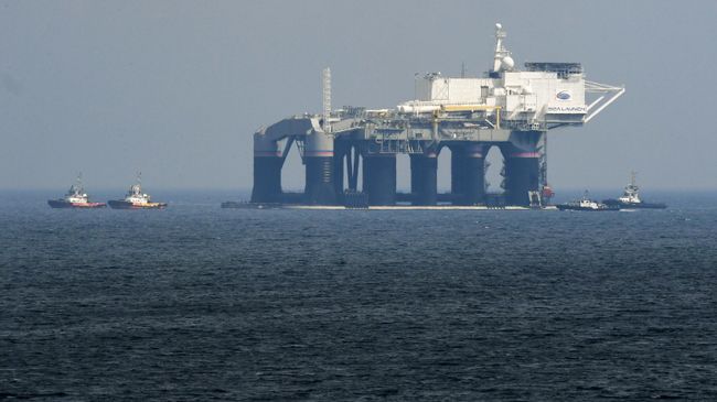 Швартовка стартовой платформы Odyssey плавучего космодрома Морской старт у пирса СРЗ в Славянке
