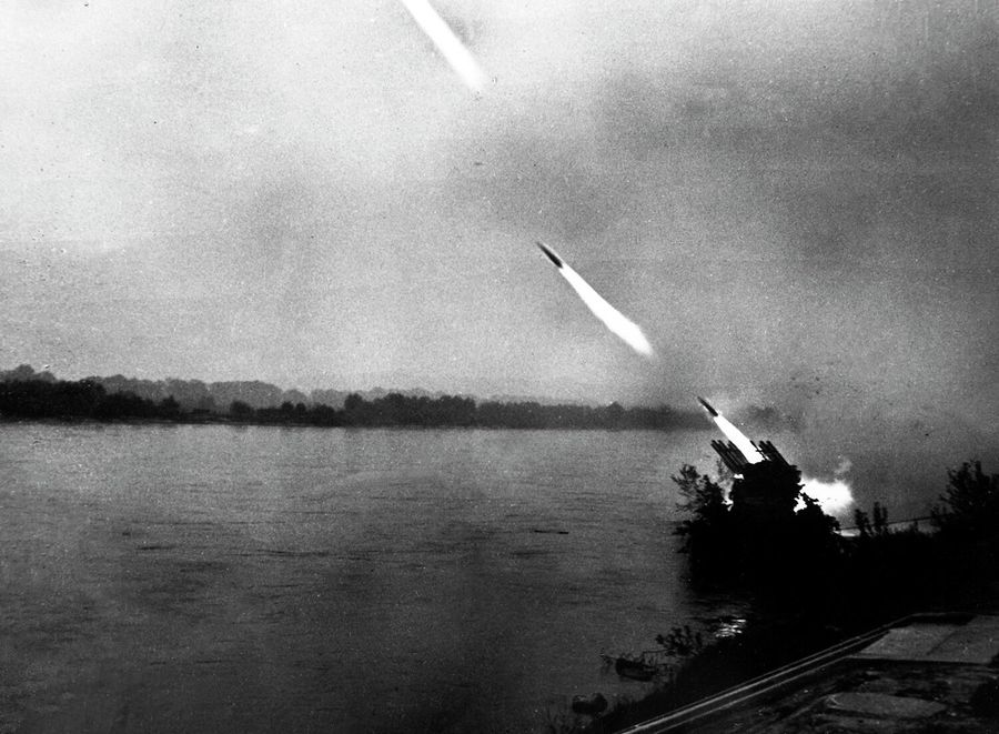 Братиславско-Брновская наступательная операция. 25 марта - 5 мая 1945 года. Советская боевая машина реактивной артиллерии Катюша ведет огонь по противнику Братиславско-Брновская наступательная операция. 25 марта - 5 мая 1945 года. Советская боевая машина реактивной артиллерии Катюша ведет огонь по противнику