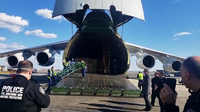 Разгрузка в США российского самолета с гумпомощью Разгрузка в США российского самолета с гумпомощью