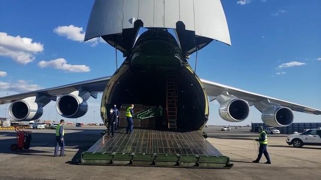 Российский самолет Ан-124 с медицинским оборудованием для США в аэропорту Нью-Йорка Российский самолет Ан-124 с медицинским оборудованием для США в аэропорту Нью-Йорка
