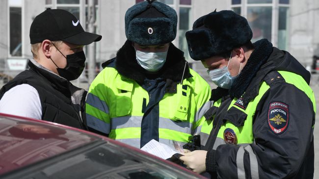 Сотрудники ГИБДД проверяют документы у водителя в рамках профилактических работ по защите населения от распространения коронавирусной инфекции Сотрудники ГИБДД проверяют документы у водителя в рамках профилактических работ по защите населения от распространения коронавирусной инфекции