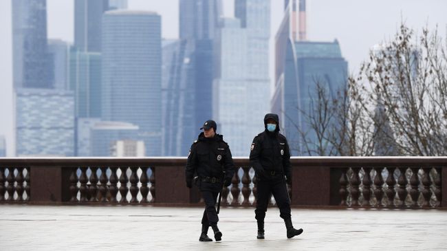 Сотрудники правоохранительных органов на Воробьевых горах в Москве Сотрудники правоохранительных органов на Воробьевых горах в Москве