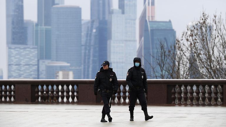 Сотрудники правоохранительных органов на Воробьевых горах в Москве Сотрудники правоохранительных органов на Воробьевых горах в Москве