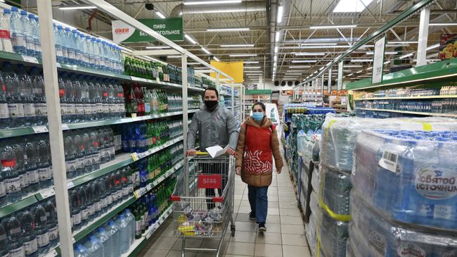 Сотрудники волонтерского центра в Ростове-на-Дону совершают покупки для пожилых и маломобильных граждан Сотрудники волонтерского центра в Ростове-на-Дону совершают покупки для пожилых и маломобильных граждан