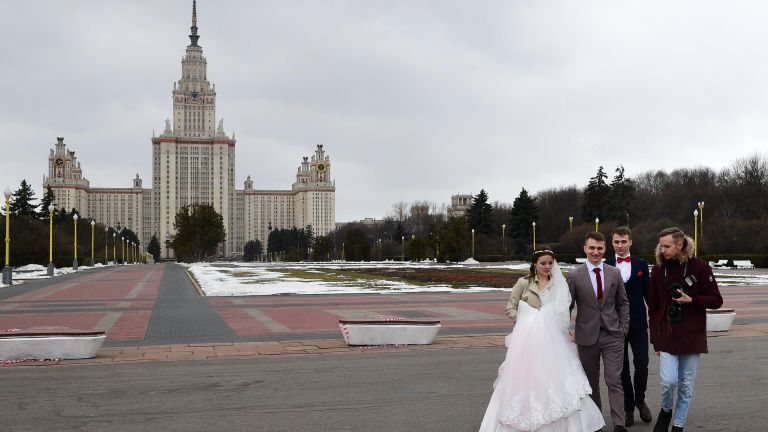 Молодожены на Воробьевых горах в Москве Молодожены на Воробьевых горах в Москве