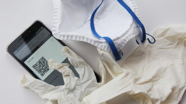 Перчатки, маска и смартфон с QR-кодом для предъявления сотруднику полиции при проверке режима самоизоляци Перчатки, маска и смартфон с QR-кодом для предъявления сотруднику полиции при проверке режима самоизоляци