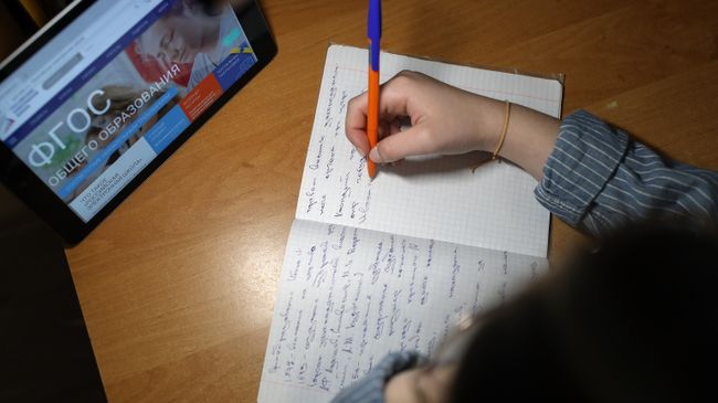 Школьница во время дистанционного обучения дома Школьница во время дистанционного обучения дома
