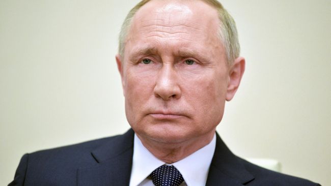 Президент России Владимир Путин во время обращения к гражданам из-за ситуации с угрозой распространения коронавирусной инфекции. 2 апреля 2020 Президент России Владимир Путин во время обращения к гражданам из-за ситуации с угрозой распространения коронавирусной инфекции. 2 апреля 2020