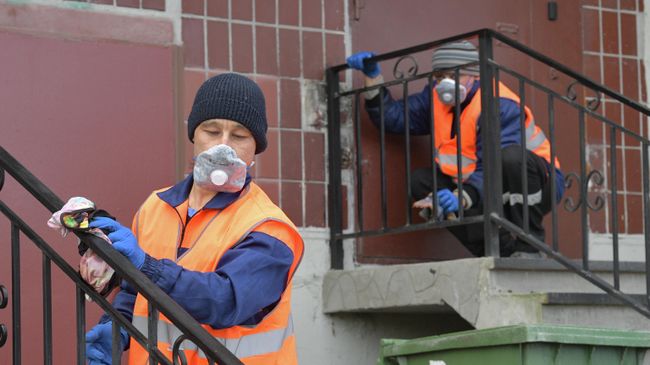 Сотрудники коммунальной службы проводят санитарную обработку парадной в Санкт-Петербурге Сотрудники коммунальной службы проводят санитарную обработку парадной в Санкт-Петербурге