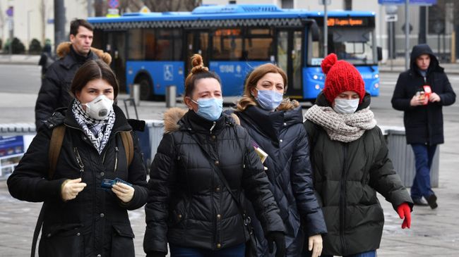 Девушки в защитных масках на улице в Москве Девушки в защитных масках на улице в Москве