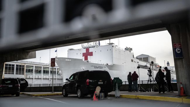 Плавучий госпиталь ВМС США USNS Comfort в акватории в Нью-Йорка Плавучий госпиталь ВМС США USNS Comfort в акватории в Нью-Йорка