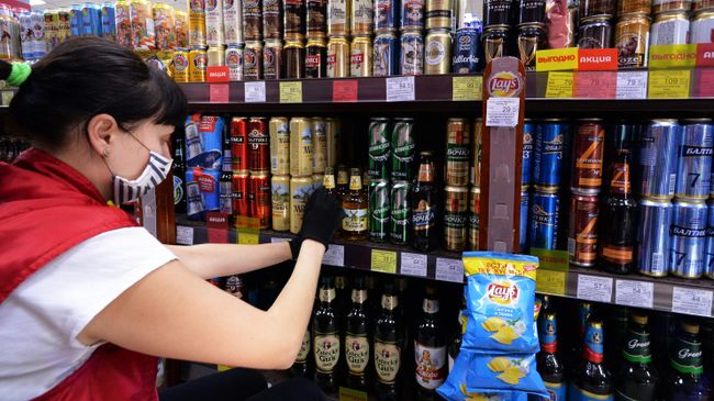 Продавщица в винно-водочном магазине
