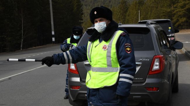Сотрудник ДПС останавливает автомобиль для проверки Сотрудник ДПС останавливает автомобиль для проверки