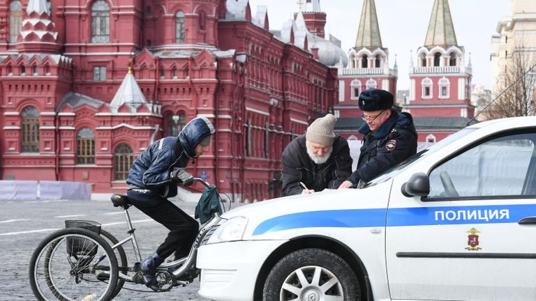 Проверка сотрудниками правоохранительных органов соблюдения режима самоизоляции в Москве Проверка сотрудниками правоохранительных органов соблюдения режима самоизоляции в Москве
