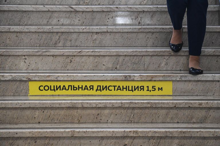 Информационная наклейка о соблюдении дистанции в здании Правительства Новосибирской области