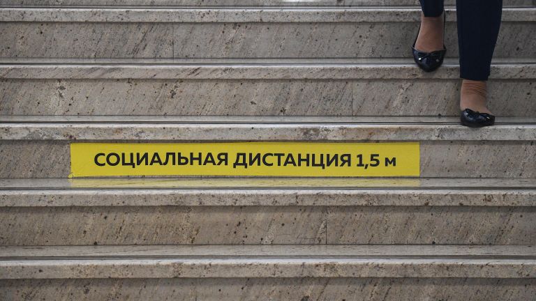 Информационная наклейка о соблюдении дистанции в здании Правительства Новосибирской области Информационная наклейка о соблюдении дистанции в здании Правительства Новосибирской области