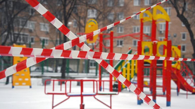 Во дворах закрыли детские площадки в связи с распространием коронавируса Во дворах закрыли детские площадки в связи с распространием коронавируса