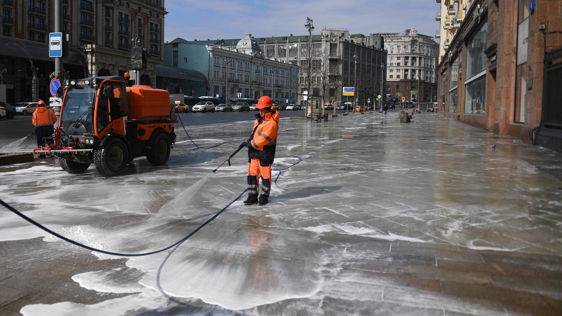 Мойка дорог и тротуаров в Москве Мойка дорог и тротуаров в Москве - РИА Новости, 1920, 20.09.2024