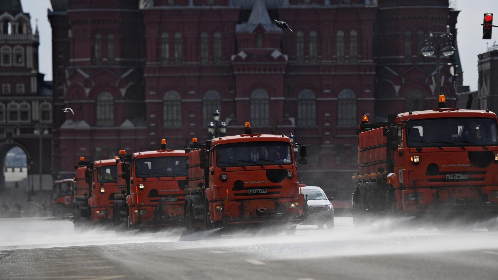 Автомобили коммунальных служб моют дороги в Москве Автомобили коммунальных служб моют дороги в Москве - РИА Новости, 1920, 02.04.2021