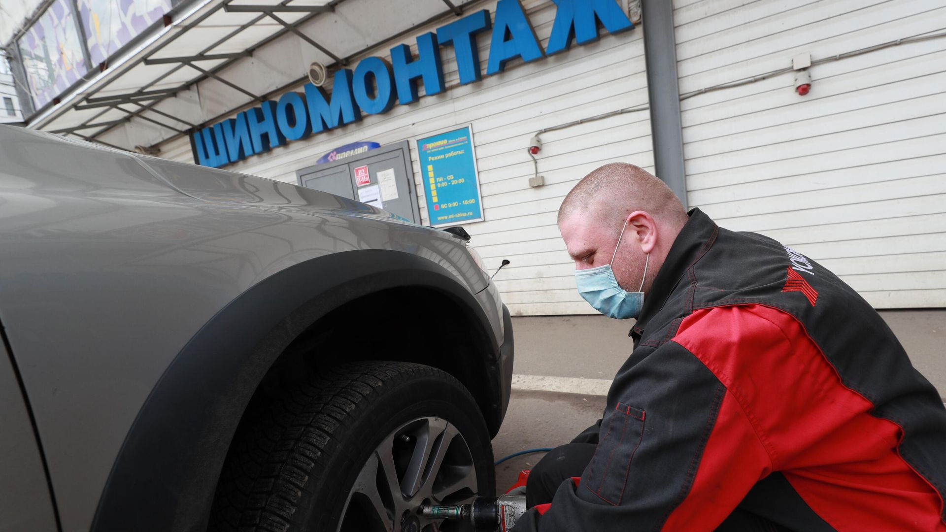 Работник шиномонтажа на Волоколамском шоссе в Москве Работник шиномонтажа на Волоколамском шоссе в Москве - РИА Новости, 1920, 28.03.2021