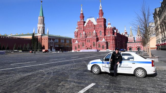Сотрудник полиции на Красной площади в Москве Сотрудник полиции на Красной площади в Москве