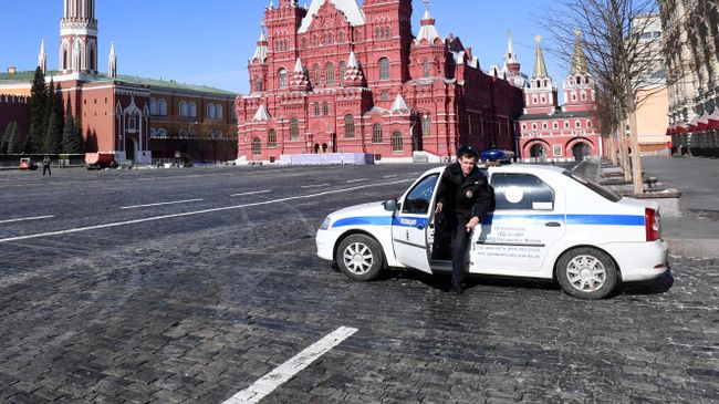 Сотрудник полиции на Красной площади в Москве Сотрудник полиции на Красной площади в Москве