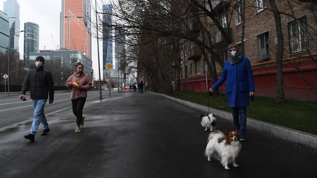 Прохожие на улице в Москве Прохожие на улице в Москве