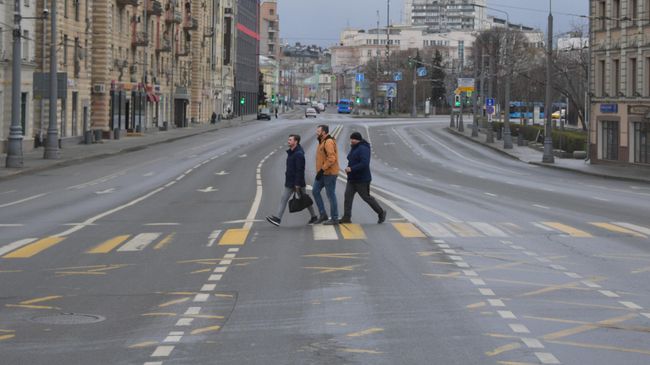 Прохожие на улице в Москве Прохожие на улице в Москве