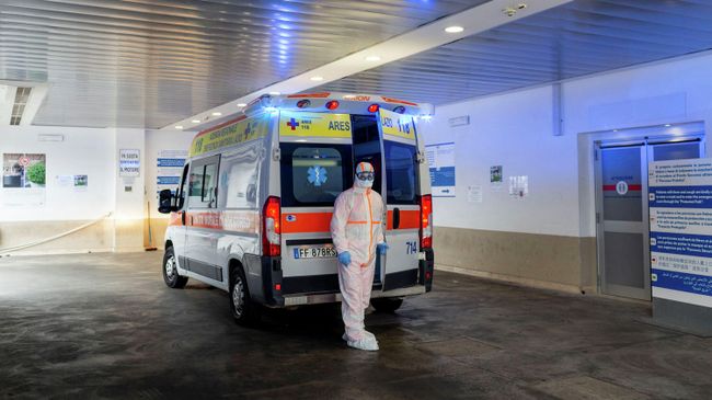Автомобиль скорой помощи у больницы в Риме Автомобиль скорой помощи у больницы в Риме