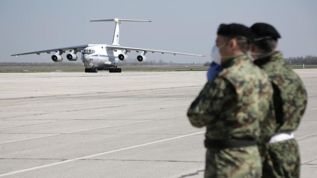 Военно-транспортный самолет ВКС России Ил-76 МД с гуманитарной помощью прибыл в Сербию Военно-транспортный самолет ВКС России Ил-76 МД с гуманитарной помощью прибыл в Сербию