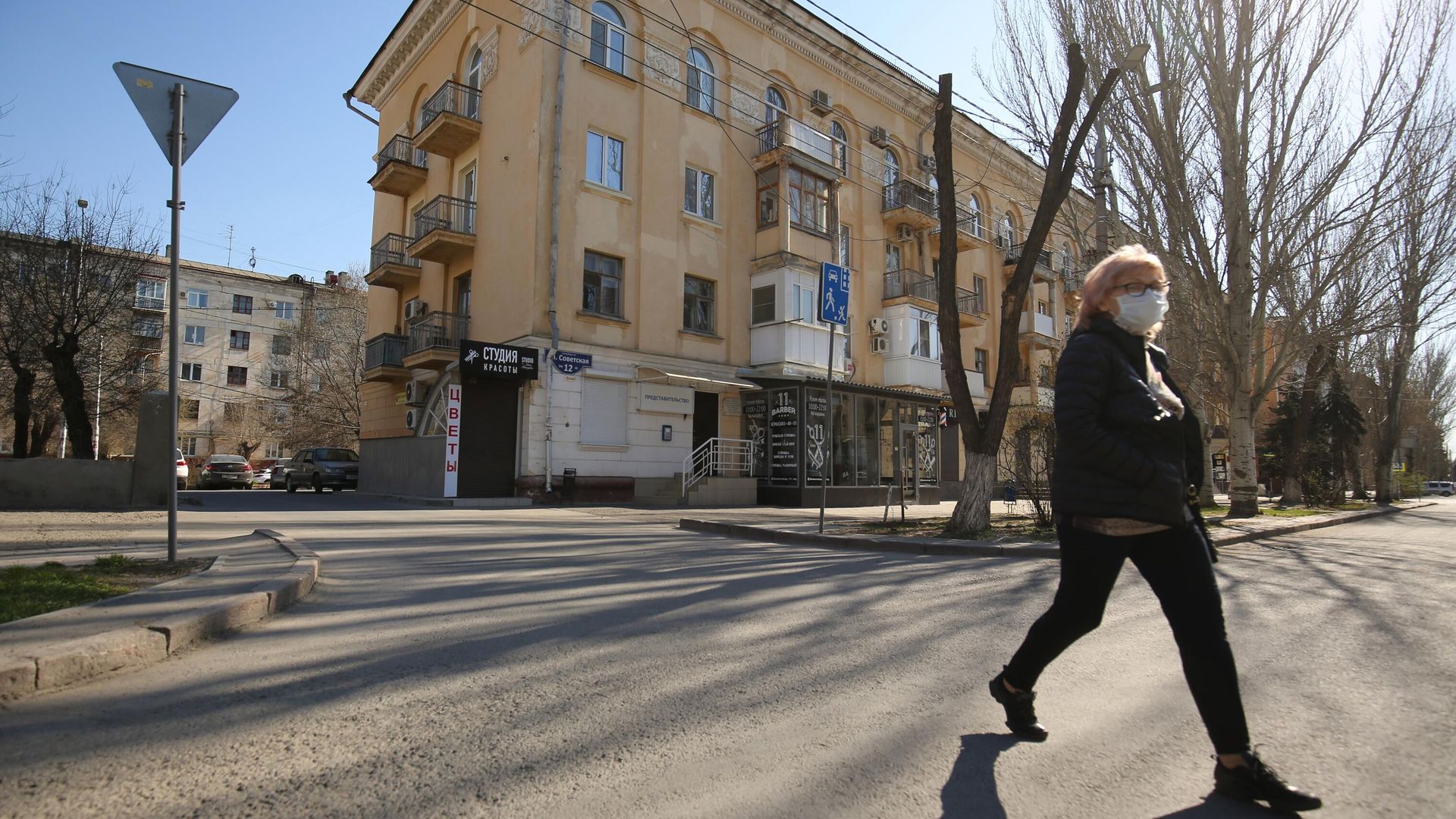 Женщина в медицинской маске на одной из улиц в Волгограде Женщина в медицинской маске на одной из улиц в Волгограде - РИА Новости, 1920, 27.10.2021