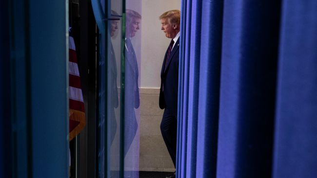 Президент США Дональд Трамп перед брифингом в Белом доме на тему короновируса Президент США Дональд Трамп перед брифингом в Белом доме на тему короновируса