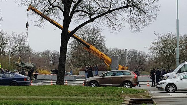Демонтаж памятника маршалу Коневу в Праге Демонтаж памятника маршалу Коневу в Праге