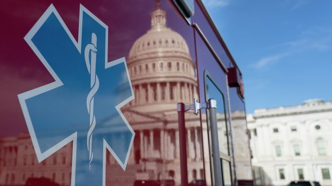 Резервная машина скорой помощи рядом с Капитолием США Резервная машина скорой помощи рядом с Капитолием США