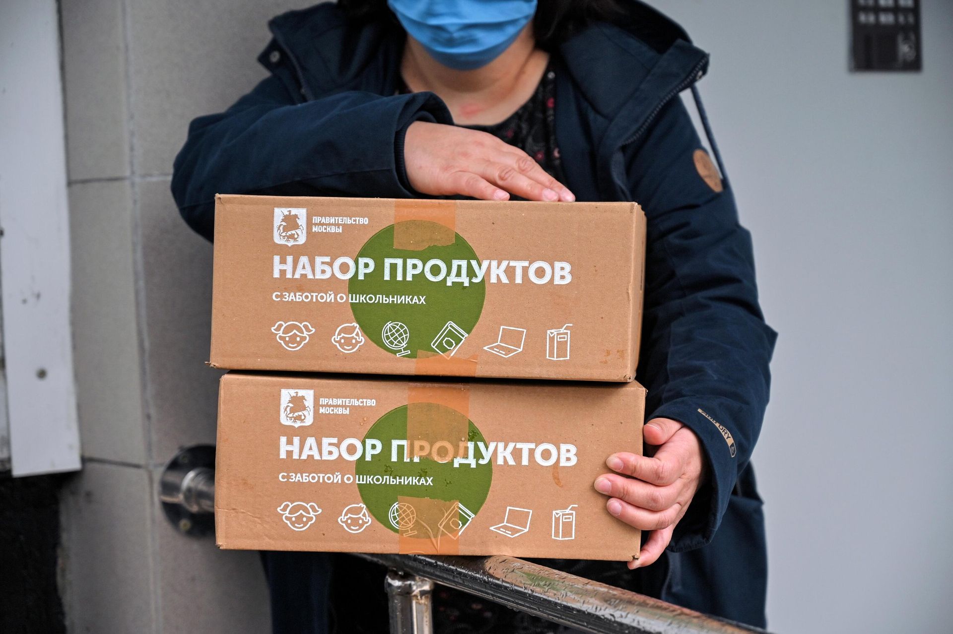 Продуктовый набор, доставленный на дом для учащихся московской школы - РИА Новости, 1920, 25.05.2021