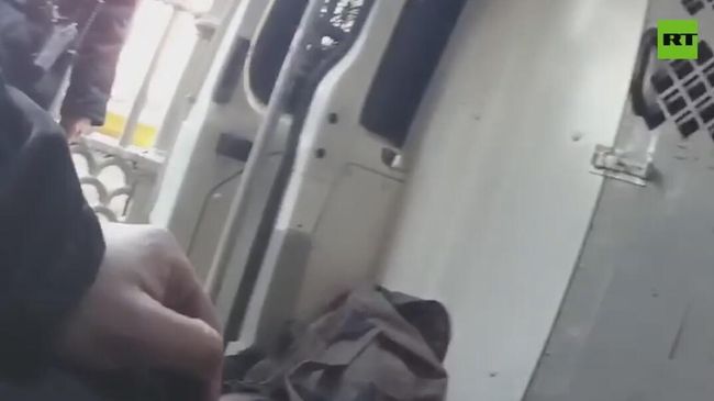 RT показал кадры перепалки задержанного на Патриарших прудах с полицейскими
RT показал кадры перепалки задержанного на Патриарших прудах с полицейскими