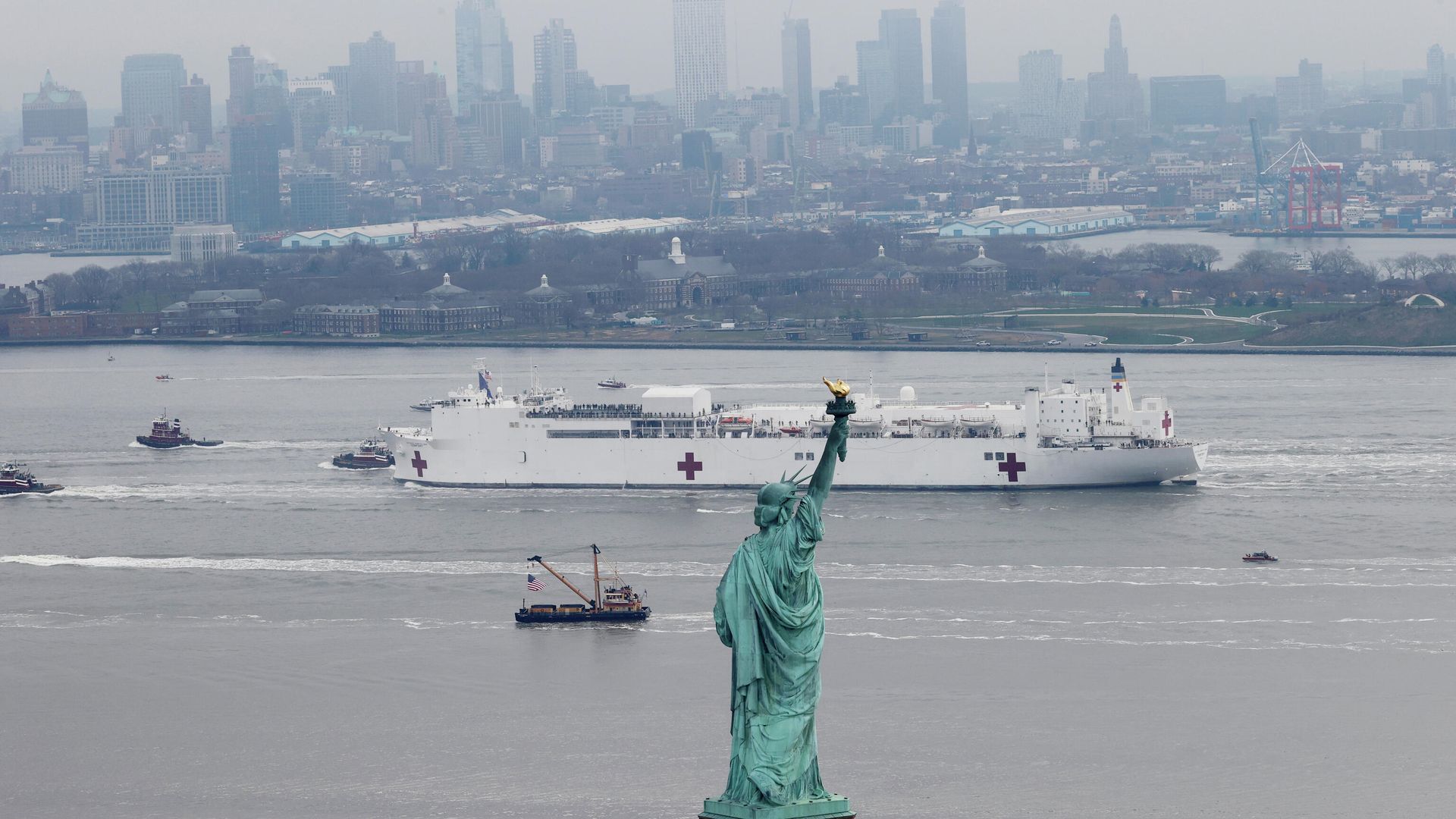 Плавучий госпиталь ВМС США USNS Comfort в акватории в Нью-Йорка Плавучий госпиталь ВМС США USNS Comfort в акватории в Нью-Йорка - РИА Новости, 1920, 05.04.2020