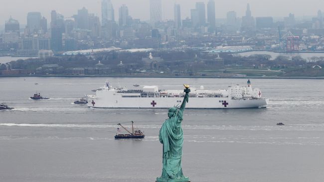 Плавучий госпиталь ВМС США USNS Comfort в акватории в Нью-Йорка Плавучий госпиталь ВМС США USNS Comfort в акватории в Нью-Йорка