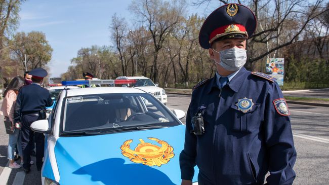Сотрудники автоинспекции дежурят на одной из улиц в Алма-Ате Сотрудники автоинспекции дежурят на одной из улиц в Алма-Ате