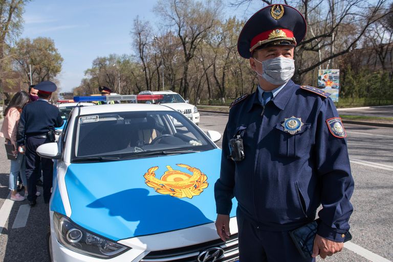 Сотрудники автоинспекции дежурят на одной из улиц в Алма-Ате Сотрудники автоинспекции дежурят на одной из улиц в Алма-Ате