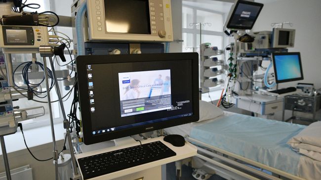 Медицинская техника в палате для приема пациентов с коронавирусной инфекцией