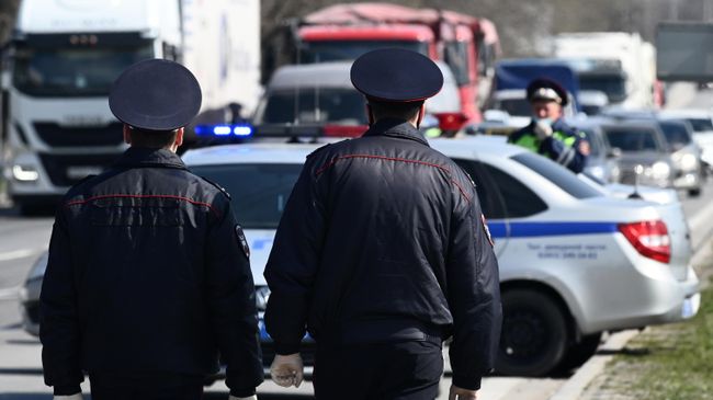 Сотрудники дорожно-патрульной службы на посту при въезде в город Ростов-на-Дону